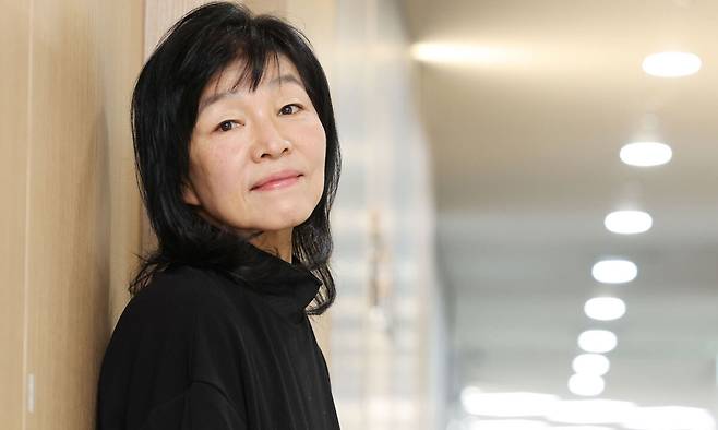 신경숙 작가가 발표 30년 만에 장편소설 ‘외딴방’의 개정판을 들고 돌아왔다. 그는 ”제가 아니라 희재 언니를 비롯해 오전 9시부터 오후 5시까지 각자 일터에서 일하고 오후 5시부터 밤 10시까지 같이 공부한 친구들이 잘 보이기를 바랐다”고 회고했다. 이제원 선임기자