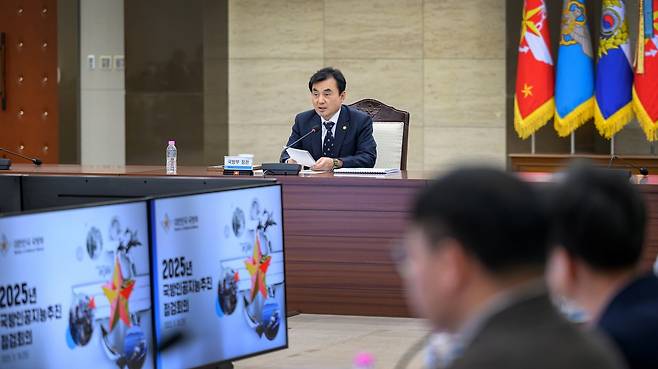 안규백 국방부 장관이 18일&nbsp;‘2025&nbsp;국방AI 추진점검 회의’를 열고 국방AI는 필수 전력 요소라고 강조하고 있다. 국방부 제공