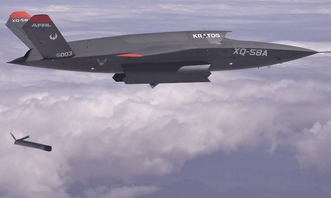 미국 업체 크라토스가 만든 XQ-58A 무인전투기가 시험비행을 하면서 정밀유도무기를 투하하고 있다. 무인기 운용에서 AI는 필수다.&nbsp;세계일보 자료사진