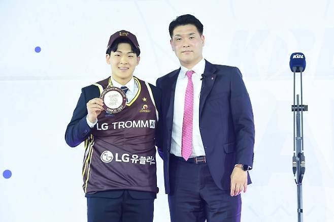 김선우가 14일 서울 잠실학생체육관에서 열린 2025 프로농구 신인드래프트에서 조상현 창원 LG 감독으로부터 지명된 뒤 기뻐하고 있다. KBL 제공