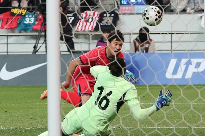 한국 축구 국가대표 이태석이 18일 서울 월드컵경기장에서 열린 2026 북중미월드컵 대비 가나와의 평가전에서 후반 18분 헤더로 A매치 데뷔골을 넣고 있다. 연합뉴스