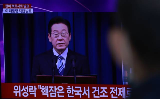 지난 14일 서울역 대합실의 TV 화면에 한미 팩트시트 최종 합의 발표 관련 뉴스가 방송되는 모습. 연합뉴스