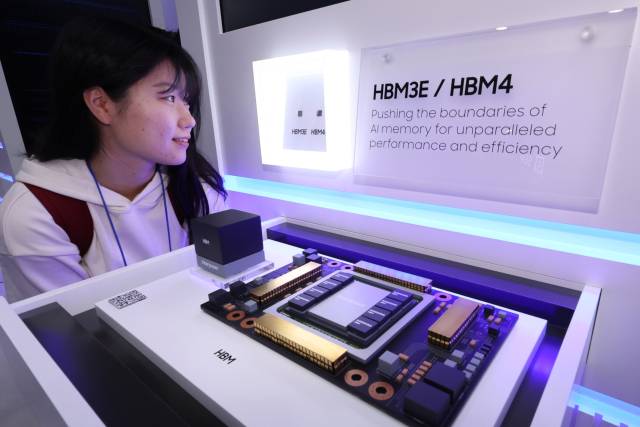 관람객이 삼성전자의 5세대 고대역폭메모리(HBM3E)와 6세대인 HBM4를 바라보고 있다. 뉴스1