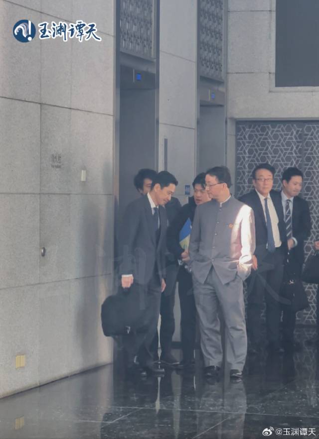 류진쑹(오른쪽) 중국 외교부 국장이 18일 베이징에서 가나이 마사아키 일본 외무성 국장과 회담한 뒤 나오며 주머니에 손을 넣은 채 말하고 있다. /위위안탄톈 캡처