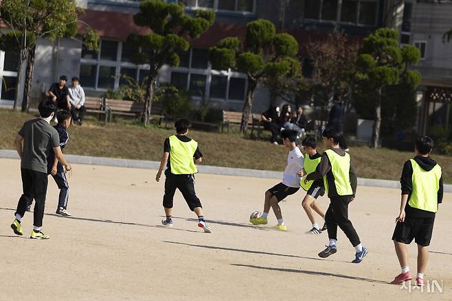 10월28일 점심시간에 구로중학교 학생들이 운동장에 나와 체육 활동을 하고 있다. ⓒ시사IN 이명익