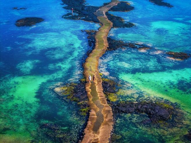 제주시 구좌읍 김녕 바닷길을 상공에서 드론으로 촬영한 제주국제사진공모전 대상 작품 '에메랄드빛 신비의 길' ⓒ제주세계유산본부 제공