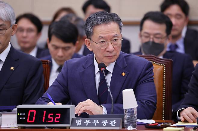 정성호 법무부 장관이 지난 12일 국회에서 열린 법제사법위원회 전체회의에서 의원 질의를 받고 있다. ⓒ시사저널 박은숙