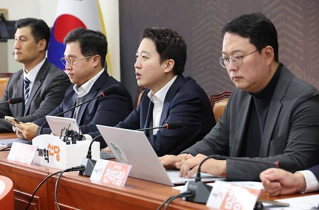 이준석 개혁신당 대표(왼쪽 세 번째)가 11월17일 서울 여의도 국회에서 열린 최고위원회의에서 발언하고 있다. ⓒ연합뉴스