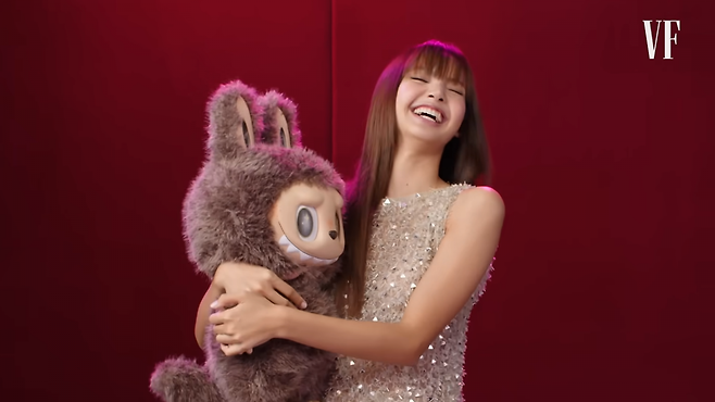 중국의 장난감 회사 팝마트의 주력 캐릭터인 라부부는 북유럽 토끼 정령을 소재로 한 탄탄한 세계관을 바탕으로 블랙핑크 리사(사진)를 비롯해 글로벌 스타들의 사랑을 한 몸에 받고 있다. 사진 | 유튜브 ‘베니티 페어’ 캡처