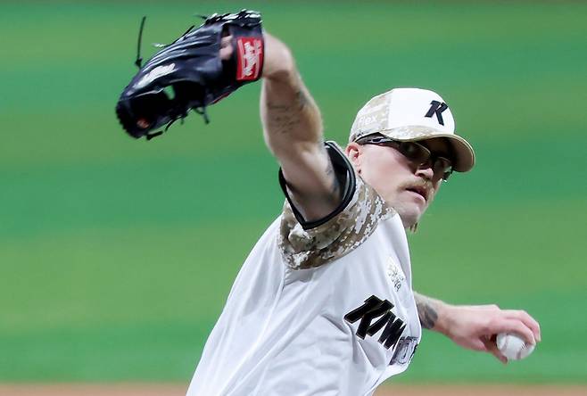 LG는 18일 호주의 좌완 웰스와 아시아쿼터 계약을 체결했다. KBO 경험을 지닌 웰스를 영입하며 2년 연속 통합우승을 향한 기대감을 키우고 있다. 사진은 키움 소속으로 활약했던 당시 웰스.｜뉴시스