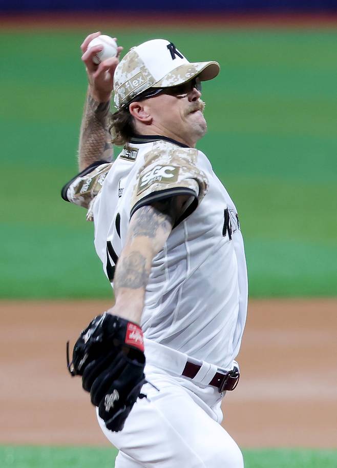 LG는 18일 호주의 좌완 웰스와 아시아쿼터 계약을 체결했다. KBO 경험을 지닌 웰스를 영입하며 2년 연속 통합우승을 향한 기대감을 키우고 있다. 사진은 키움 소속으로 활약했던 당시 웰스.｜뉴시스