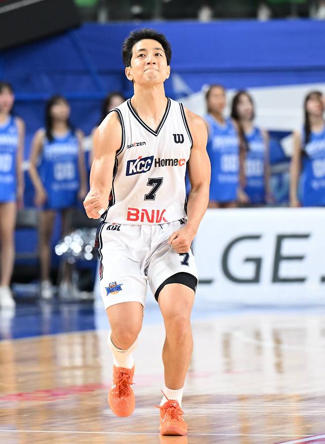 KCC 허훈(오른쪽)이 18일 대구체육관에서 벌어진 ‘2025~2026 LG전자 프로농구’ 가스공사와 원정경기에서 3점슛을 성공한 뒤 환호하고 있다. 허훈은 28점·7어시스트의 활약으로 팀의 94-93 승리를 이끌었다. 사진제공｜KBL
