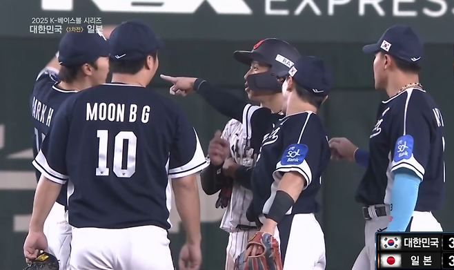 ▲ 노무라 이사미(가운데)를 박해민 문보경 신민재 안현민이 둘러싸고 있다. ⓒ 중계 화면 캡처