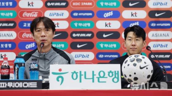 가나와 11월 A매치 경기 전 기자회견에 나선 홍명보(왼쪽) 감독과 손흥민. /사진=뉴시스