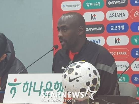 오토 아도 가나 축구대표팀 감독이 17일 서울월드컵경기장에서 열린 한국 대 가나의 친선경기 사전 기자회견에서 취재진 질문에 답하고 있다. /사진=박재호 기자