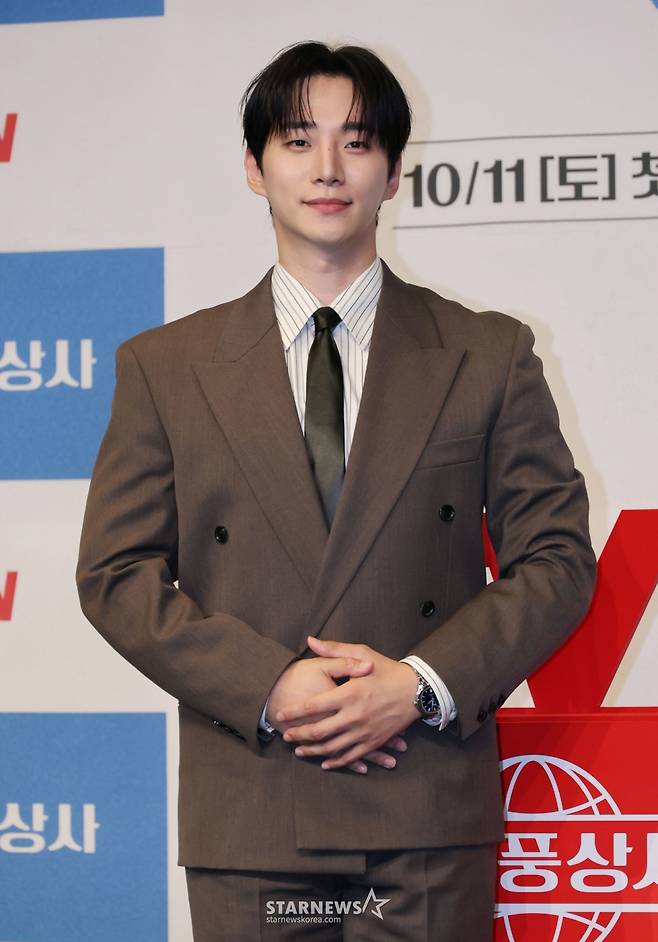 배우 이준호가 1일 오후 서울 구로구 더 링크 트리뷰트 포트폴리오 호텔에서 진행된 tvN 드라마 '태풍상사' 제작발표회에 참석해 포즈를 취하고 있다. /2025.10.01 /사진=이동훈 photoguy@