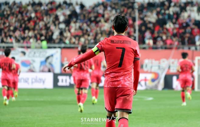 대표팀 주장 손흥민이 4일 대전월드컵경기장에서 열린 대한민국축구대표팀과 볼리비아(FIFA 랭킹 76위)와의 친선경기에서 후반전 초반 프리킥을 성공시킨 후 자기 진영으로 돌아가고 있다. /사진=강영조 선임기자