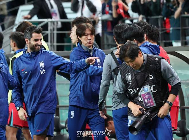 한국 축구 국가대표팀이 지난달 14일 서울월드컵경기장에서 파라과이 대표팀과 친선경기를 벌였다. 홍명보 감독이 파라과이에 2-0 승리를 거둔 후 선수단을 격려하고 있다. /사진=김진경 대기자