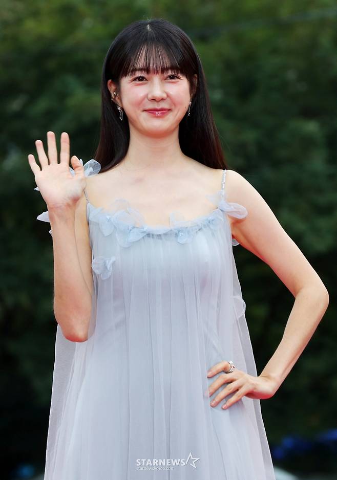 [서울=뉴시스] 김혜진 기자 = 배우 이요원이 2일 오후 서울 영등포구 KBS에서 열린 2025 서울드라마어워즈에서 레드카펫을 밟고 있다. 2025.10.02. jini@newsis.com /사진=김혜진