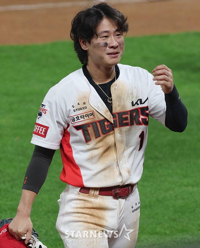 2024 한국시리즈를 우승으로 마친 뒤 기쁨의 눈물을 흘리는 박찬호. /사진=김진경 대기자