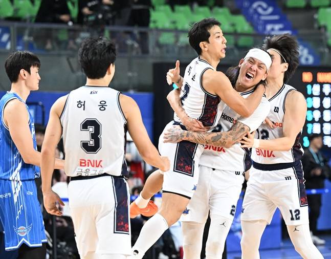허웅(왼쪽에서 2번째)를 비롯해 KCC 선수들이 기뻐하고 있다. /사진=KBL