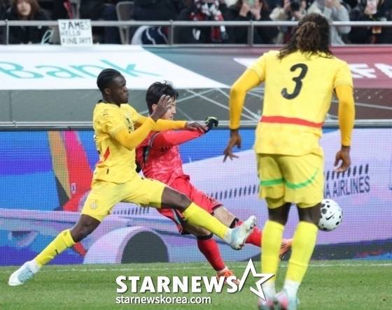 크로스를 올리는 이강인(가운데). /사진=김진경 대기자