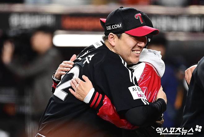 지난달 31일 오후 대전한화생명볼파크에서 열린 '2025 신한 SOL Bank KBO 한국시리즈' LG 트윈스와 한화 이글스의 경기, LG가 선발투수 톨허스트의 7이닝 1실점 완벽투에 힘입어 4:1의 스코어로 승리하며 시리즈 전적 4승1패로 통합우승을 이뤘다.  경기 종료 후 LG 김현수가 염경엽 감독과 포옹을 나누고 있다. 엑스포츠뉴스 DB