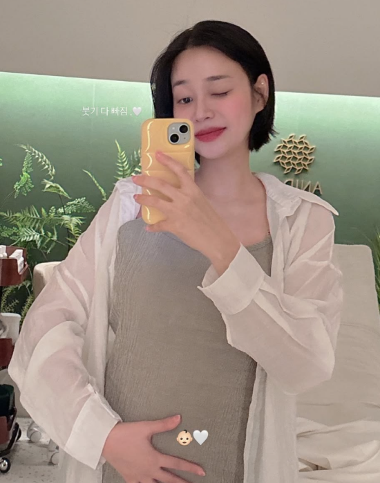 AOA 출신 유나.