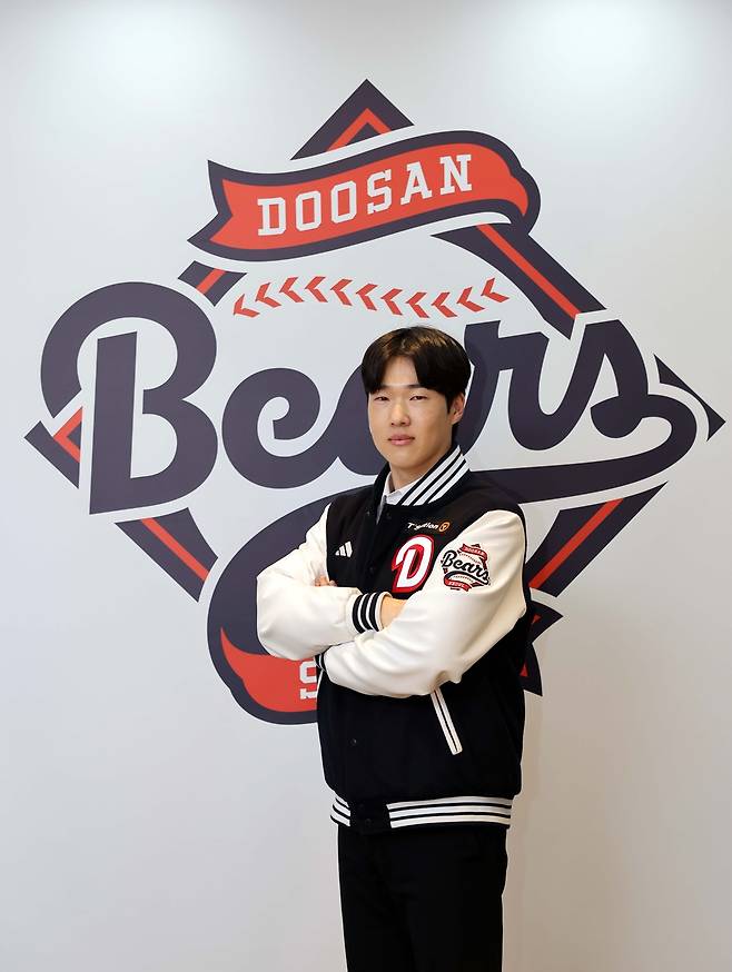 두산 베어스가 18일 내부 FA(자유계약)였던 외야수 조수행과 계약기간 4년, 계약금 6억원, 연봉 총액 8억원, 인센티브 2억 원 등 총액 14억 원에 계약을 체결했다고 발표했다. 사진 두산 베어스