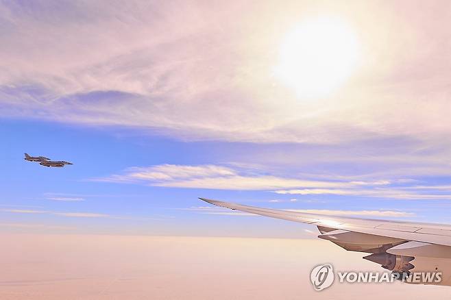 이재명 대통령 탑승 공군 1호기 호위하는 UAE 공군 전투기 (아부다비=연합뉴스) 김도훈 기자 = 아랍에미리트(UAE)를 국빈 방문하는 이재명 대통령과 김혜경 여사가 탑승한 공군 1호기가 17일(현지시간) UAE 상공에서 UAE 공군 전투기의 호위를 받고 있다. 2025.11.17 [공동취재 제공. 재판매 및 DB 금지] superdoo82@yna.co.kr