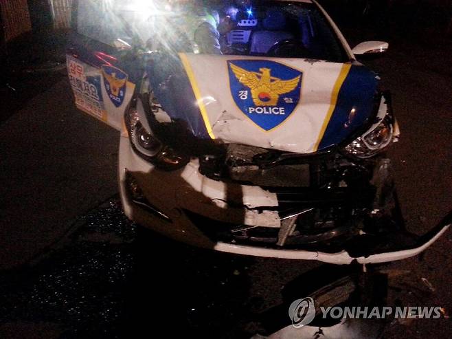 음주운전차 추격 중 사고 난 순찰차 [제주서부경찰서 제공=연합뉴스]