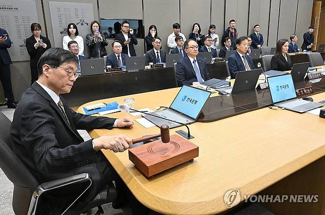 금융통화위원회 본회의, 의사봉 두드리는 이창용 한국은행 총재 (서울=연합뉴스) 이창용 한국은행 총재가 지난달 23일 서울 중구 한국은행 본관에서 열린 금융통화위원회 본회의에서 의사봉을 두드리고 있다. 2025.10.23 [사진공동취재단] photo@yna.co.kr