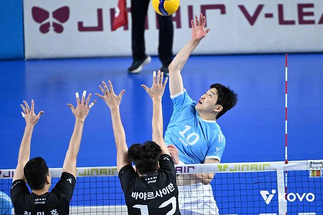 현대캐피탈전에서 스파이크하는 대한항공의 정지석(10번) [한국배구연맹 제공. 재판매 및 DB 금지]