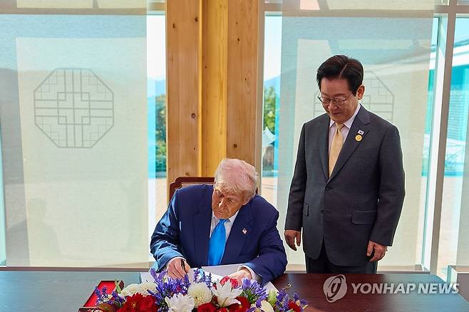 방명록 작성하는 트럼프 대통령 (경주=연합뉴스) 이재명 대통령이 29일 한미 정상회담이 열리는 경북 경주박물관에서 도널드 트럼프 미국 대통령의 방명록 작성 모습을 보고 있다. 2025.10.29 [대통령실 제공. 재판매 및 DB 금지] photo@yna.co.kr