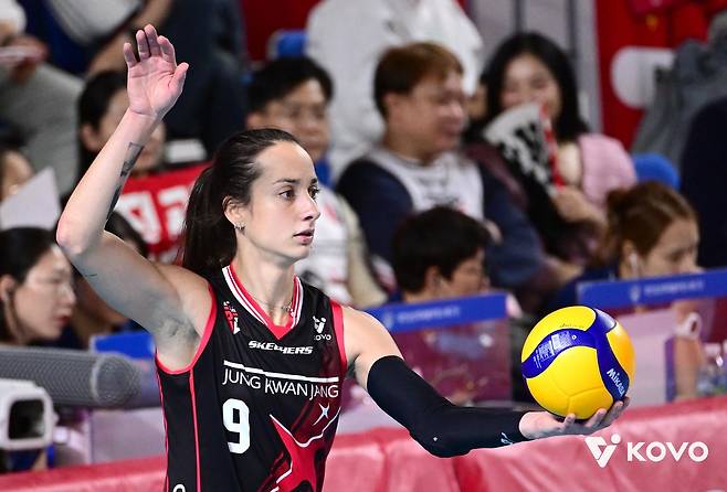 서브 준비하는 정관장의 외국인 선수 자네테 [한국배구연맹 제공. 재판매 및 DB 금지]