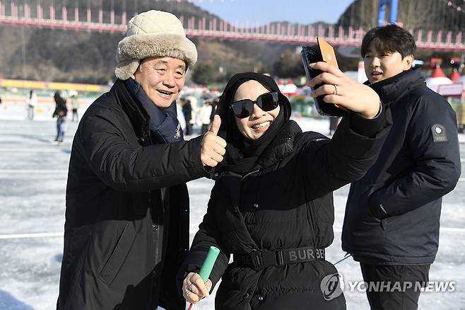 2025 축제 당시 동남아 관광객과 기념촬영을 하는 화천군수 [화천군 제공. 재판매 및 DB 금지]