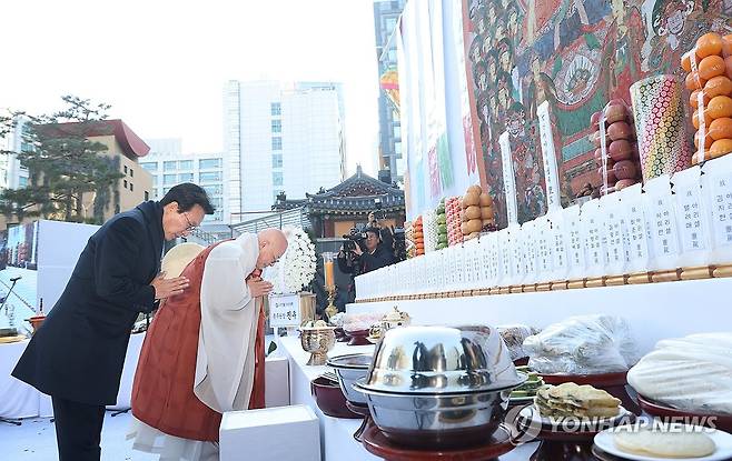 참배하는 김민석 총리와 진우스님 (서울=연합뉴스) 신준희 기자 = 김민석 국무총리가 18일 종로구 조계사에서 열린 산재사망 희생자 추모 위령재에서 총무원장인 진우스님과 함께 헌향 후 참배하고 있다. 2025.11.18 hama@yna.co.kr