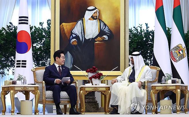 이재명 대통령, 한-UAE 확대회담 (아부다비=연합뉴스) 김도훈 기자 = 아랍에미리트(UAE)를 국빈 방문 중인 이재명 대통령이 18일(현지시간) 아부다비 대통령궁에서 무함마드 빈 자이드 알 나흐얀 UAE 대통령과 한-UAE 확대회담을 하고 있다. 2025.11.18 superdoo82@yna.co.kr