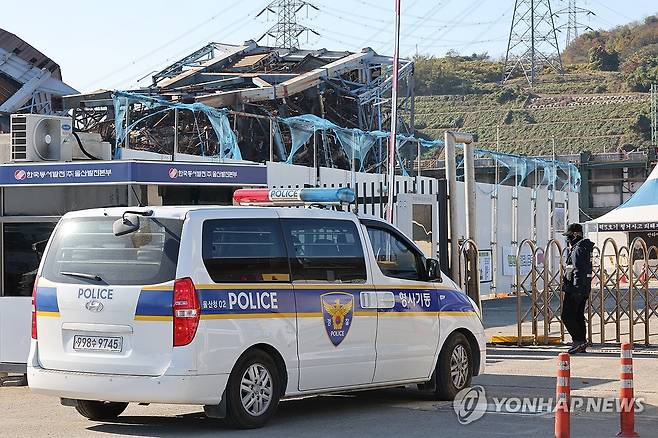 울산화력 수사 본격화 (울산=연합뉴스) 장지현 기자 = 18일 오후 울산경찰청 형사기동대 차량이 울산화력발전소 보일러 타워 붕괴 현장 합동감식을 위해 발전소 후문을 통과하고 있다. 울산경찰청 전담수사팀, 경기남부경찰청 중대재해전담 과학수사팀, 국립과학수사연구원, 고용노동부, 산업안전보건공단 등은 이날 오후 2시부터 울산 남구 한국동서발전 울산발전본부 내 사고 현장에서 합동 감식에 들어갔다. 2025.11.18 jjang23@yna.co.kr