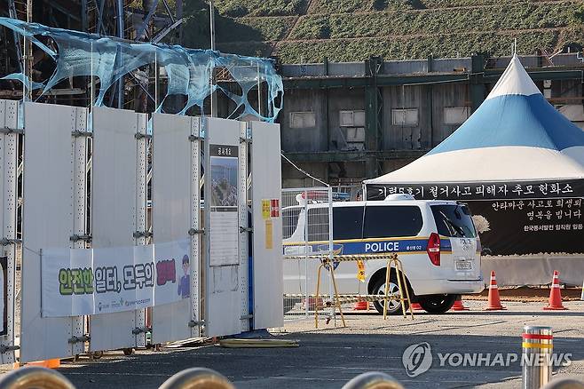 울산화력 수사 본격화 (울산=연합뉴스) 장지현 기자 = 18일 오후 울산경찰청 형사기동대 차량이 울산화력발전소 보일러 타워 붕괴 현장 합동감식을 위해 사고 현장으로 진입하고 있다. 울산경찰청 전담수사팀, 경기남부경찰청 중대재해전담 과학수사팀, 국립과학연구원, 고용노동부, 산업안전보건공단 등은 이날 오후 2시부터 울산 남구 한국동서발전 울산발전본부 내 사고 현장에서 합동 감식에 들어갔다. 2025.11.18 jjang23@yna.co.kr