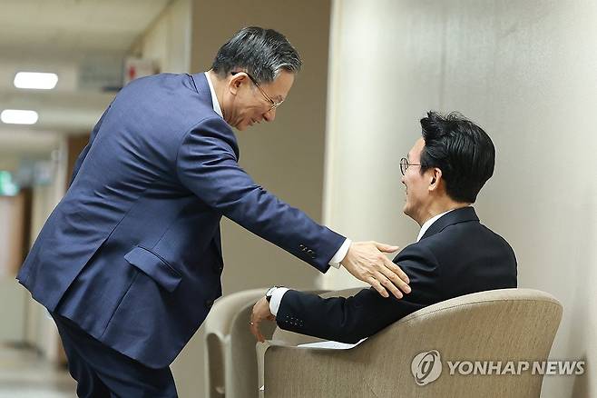 대화하는 김민석 국무총리-정성호 법무장관 (서울=연합뉴스) 신현우 기자 = 김민석 국무총리와 정성호 법무부 장관이 18일 정부서울청사에서 '론스타 국제투자분쟁(ISDS) 취소 신청'과 관련해 긴급 브리핑하기에 앞서 대화하고 있다.
김 총리는 이날 브리핑을 통해 론스타 ISDS 취소 절차를 심리하는 국제투자분쟁해결센터(ICSID) 취소위원회로부터 '대한민국 승소' 결정을 받았다고 밝혔다. 2025.11.18 nowwego@yna.co.kr