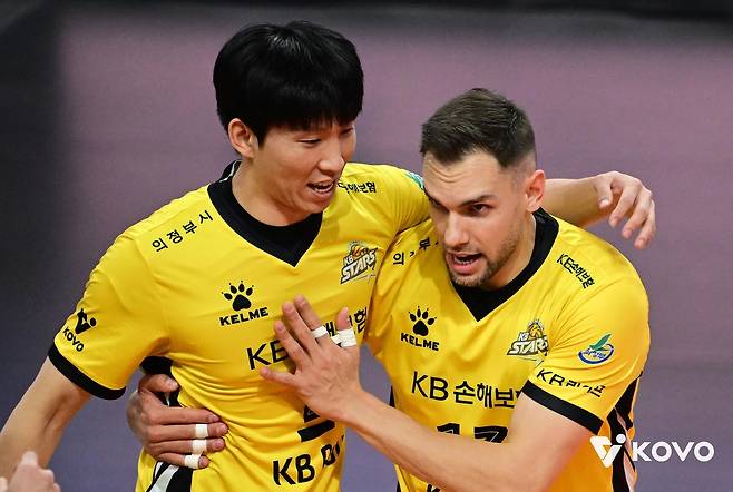 득점 후 기뻐하는 KB손해보험 황택의(왼쪽)와 비예나 [한국배구연맹 제공. 재판매 및 DB 금지]