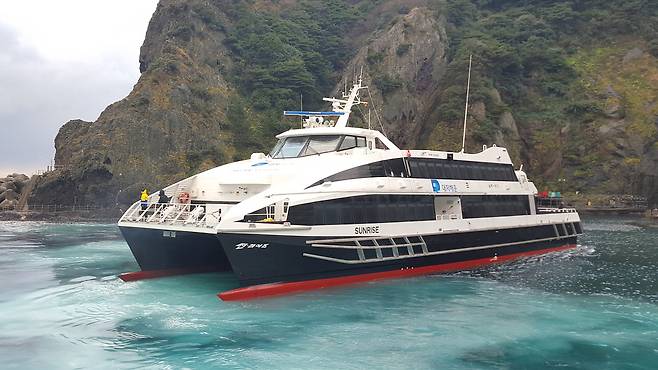 울릉크루즈 검사기간 대체선으로 운항할 썬라이즈호. /김두한 기자