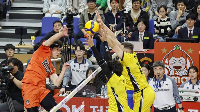 OK읏맨 전광인이 지난 18일 2025-2026 프로배구 V리그 KB손해보험전에서 강타를 터뜨리고 있다. OK읏맨 제공