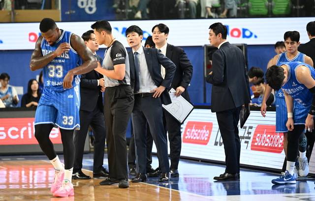 18일 가스공사와 KCC의 경기에서 강혁 감독이 심판에 항의하고 있다. KBL 제공