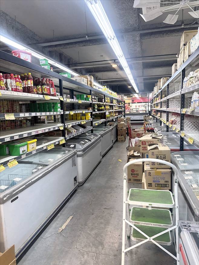 대구에 본점을 둔 유통업체 K1식자재마트가 13일 오후 최종부도 처리되자, 대구 수성구 K1식자재마트 수성점(본점) 매장이 순식간에 아수라장으로 변해 텅비어있다. 이남영기자
