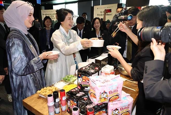 이재명 대통령과 아랍에미리트(UAE)를 국빈 방문 중인 김혜경 여사가 19일(현지시간) 아부다비 주UAE한국문화원에서 열린 할랄 K-푸드 홍보행사에서 볶음면을 시식하고 있다. 연합뉴스