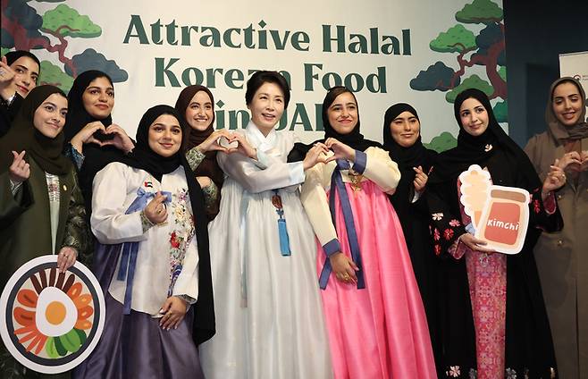 이재명 대통령과 아랍에미리트(UAE)를 국빈 방문 중인 김혜경 여사가 19일(현지시간) 아부다비 주UAE한국문화원에서 열린 할랄 K-푸드 홍보행사에서 참석자들과 기념촬영을 하고 있다. 연합뉴스