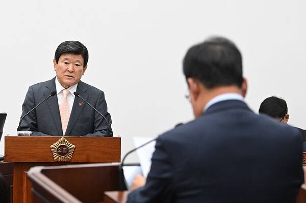 18일 교육행정질문 답변을 하고 있는 김광수 교육감.