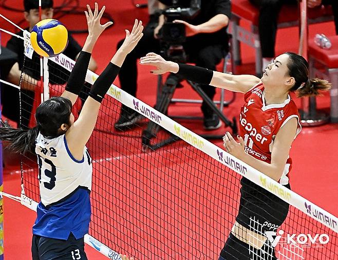 18일 현대건설을 상대로 공격 중인 시마무라. KOVO 제공